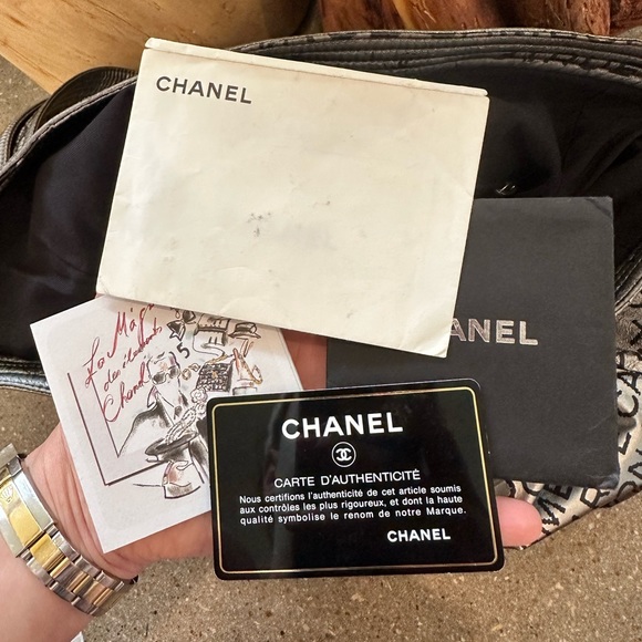 Chanel Unlimited Messenger Bag Nylon Large - Picture 16 of 17